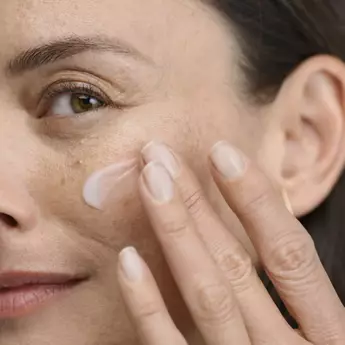 Intensely nourishes, helps smooth skin & restores comfort