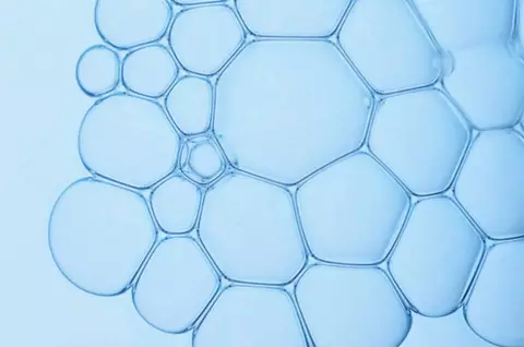 Plus qu’hydratantes, les proprietes anti-age de l’acide hyaluronique passent au niveau superieur.