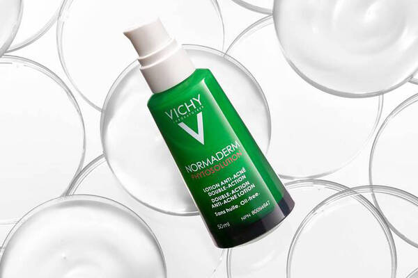 COMMENT SE DEBARRASSER DES BOUTONS D’ACNE ET POINTS NOIRS ? | VICHY MAG