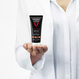 Derm holding Vichy Homme Shower Gel